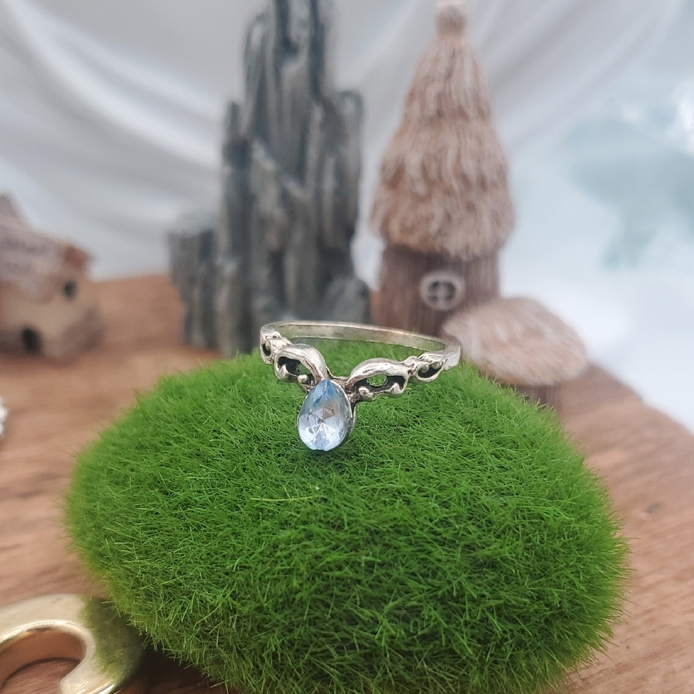 Elegant Silver Ring with Blue Gemstone Size 5 R813